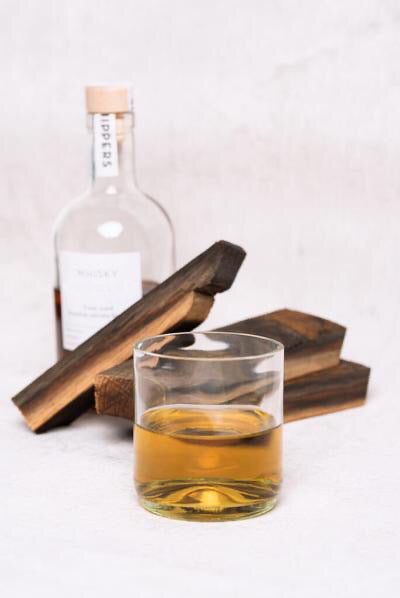 Zastanawiasz się, jak przygotować idealny koktajl z whiskey? Służymy pomocą!